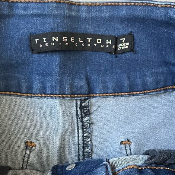 Tinseltown Cuffed Hem Denim Jean Shorts Button Fly Juniors 7 Blue  Stretchy - Picture 3 of 8